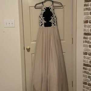 👗 Elegant Formal Gown with Embroidered Lace Bodice – Size 3 👗